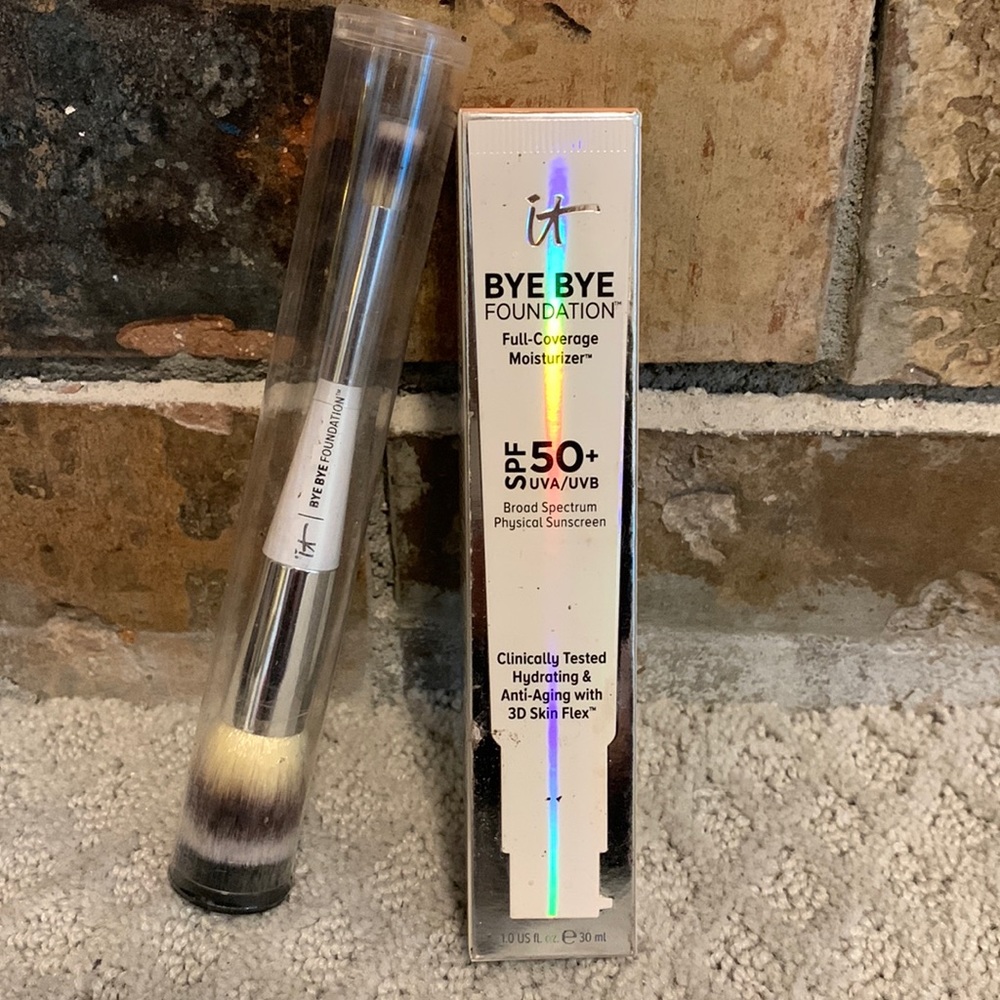 It Bye Bye Moisturizer and Brush Bundle